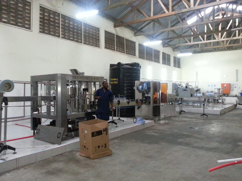 Línea de llenado de agua de Beyond Machinery en la planta de un cliente